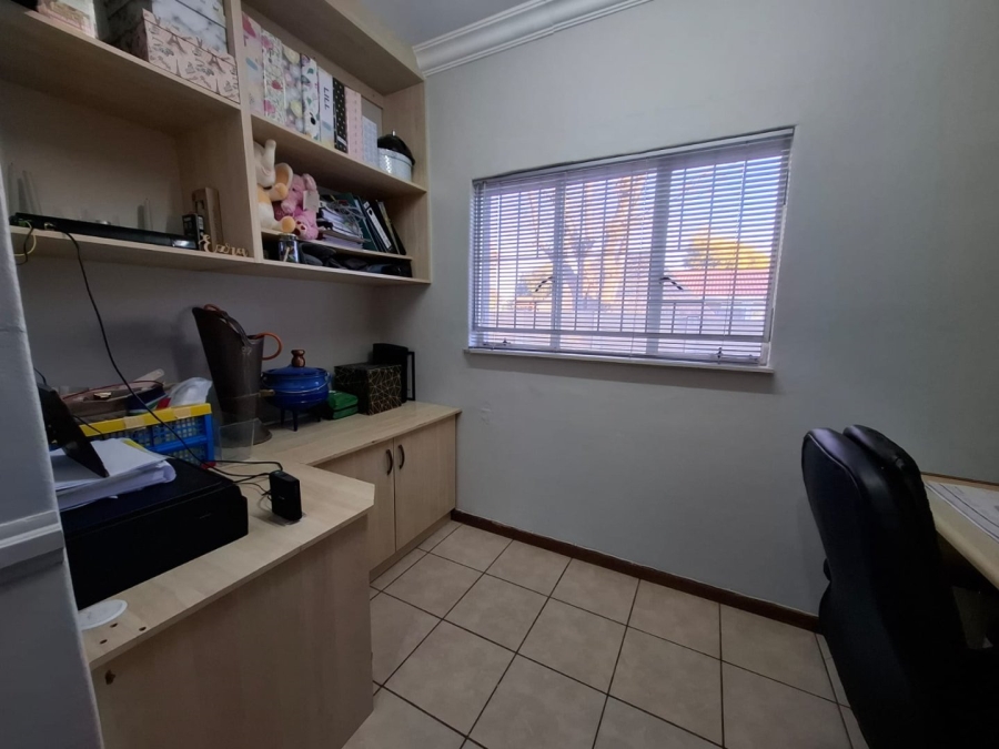 5 Bedroom Property for Sale in Langenhovenpark Free State